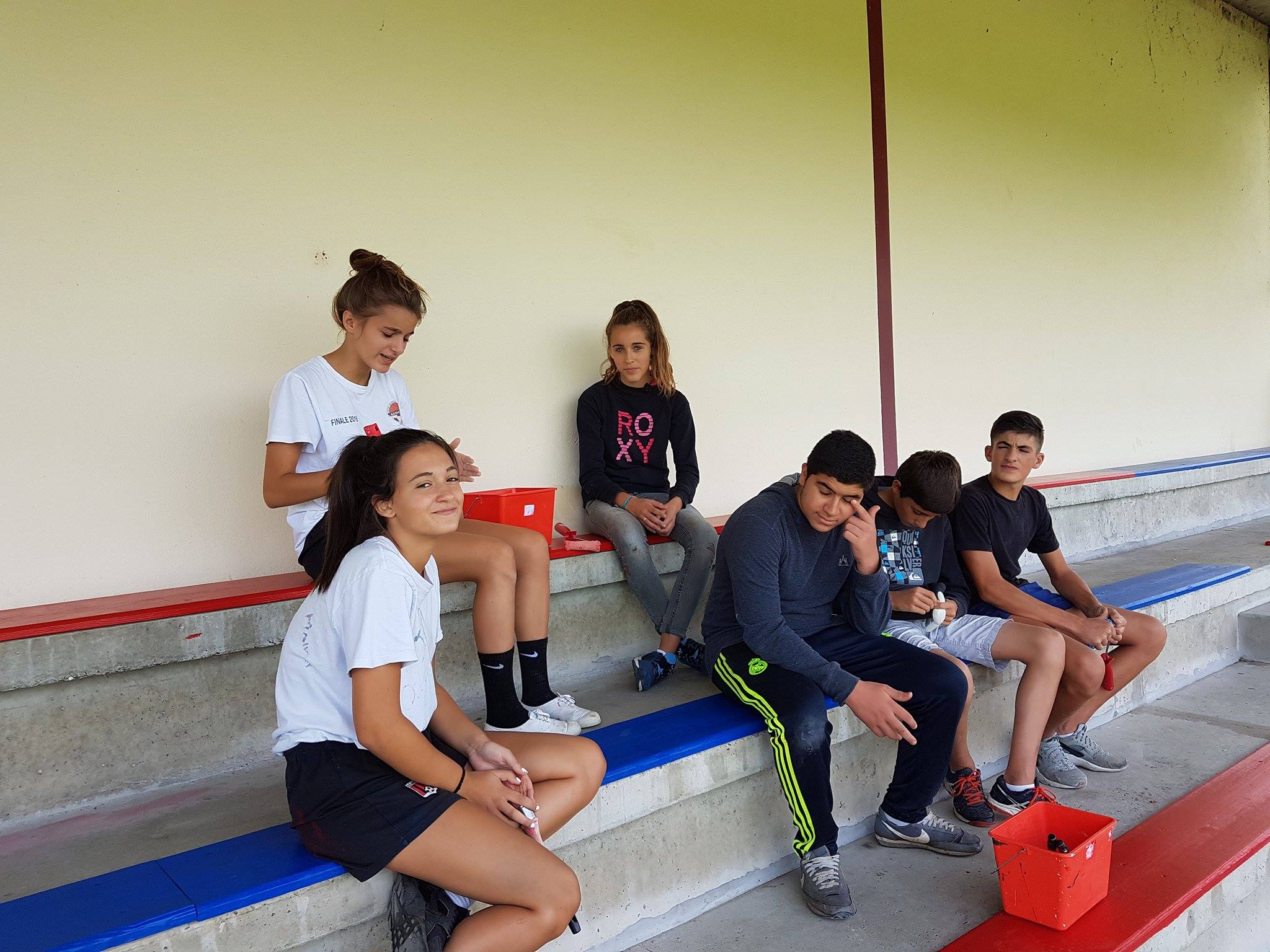 Photo Groupe Peinture Bancs Stade